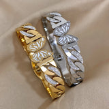 Bracelet papillon doré avec strass pour femmes.