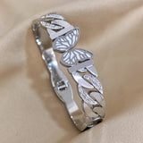 Bracelet papillon doré avec strass pour femmes.