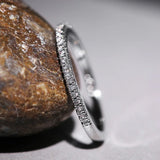 Bague Huitan – anneau mince minimaliste en zircon cubique, élégant pour femmes.