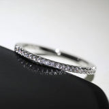 Bague Huitan – anneau mince minimaliste en zircon cubique, élégant pour femmes.