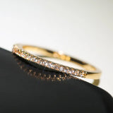 Bague Huitan – anneau mince minimaliste en zircon cubique, élégant pour femmes.