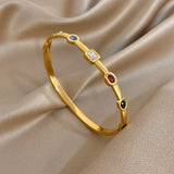 Bracelets manchette dorés – design géométrique avec zircon, style empilé.