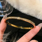 Bracelet Bangle Femme en Acier Titane Plaqué Or avec Zircon 𝓑2𝓢