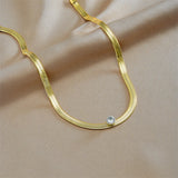 Collier MEYRROYU – pendentif rond en zircon, acier inoxydable 316L plaqué or 18K.