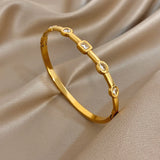 Bracelets manchette dorés – design géométrique avec zircon, style empilé.
