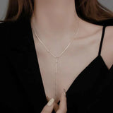 Doppellagige Goldkette für Damen mit langen Anhängern und geometrischen Perlen – schlichter und trendiger Stil.