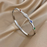 Bracelets manchette dorés – design géométrique avec zircon, style empilé.