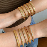 Bracelet chic en cuivre avec zircon, couleur or, design tendance pour femmes.