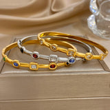 Bracelets manchette dorés – design géométrique avec zircon, style empilé.