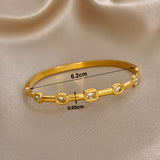 Bracelets manchette dorés – design géométrique avec zircon, style empilé.