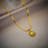 Collier MEYRROYU – pendentif rond en zircon, acier inoxydable 316L plaqué or 18K.