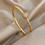Bracelet chic en cuivre avec zircon, couleur or, design tendance pour femmes.