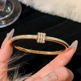 Bracelet Bangle Femme en Acier Titane Plaqué Or avec Zircon 𝓑2𝓢