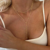 Doppellagige Goldkette für Damen mit langen Anhängern und geometrischen Perlen – schlichter und trendiger Stil.
